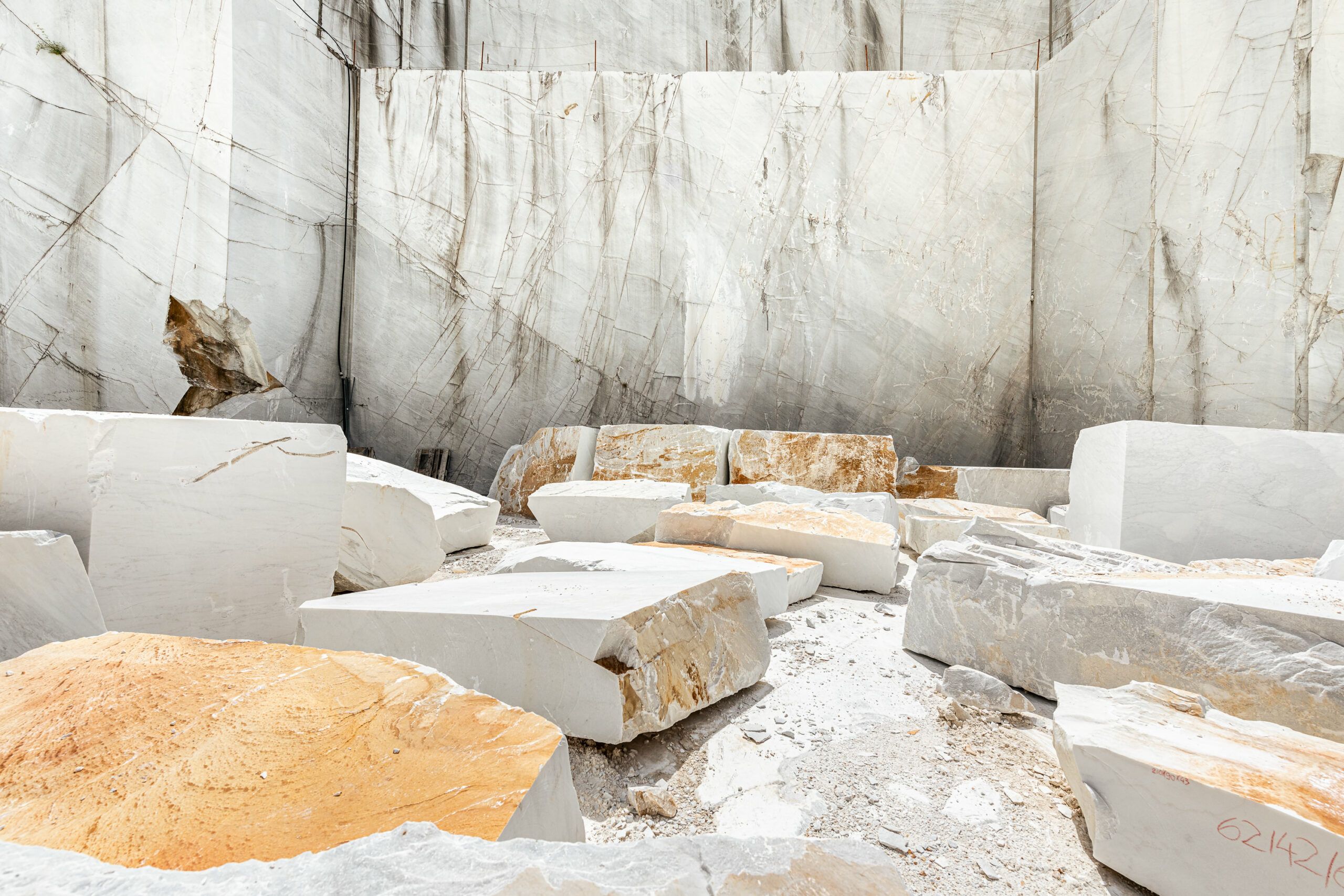 La coerenza nel servizio fotografico, cave di marmo di Carrara, marmo bianco con sfumature gialle, lavorazione del marmo.